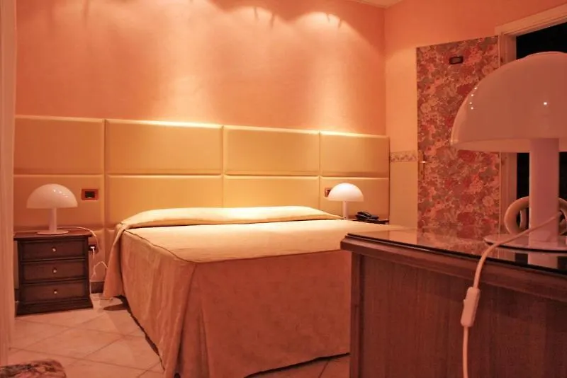 Hotel Verdemare マリーナ・ディ・ピエトラサンタ